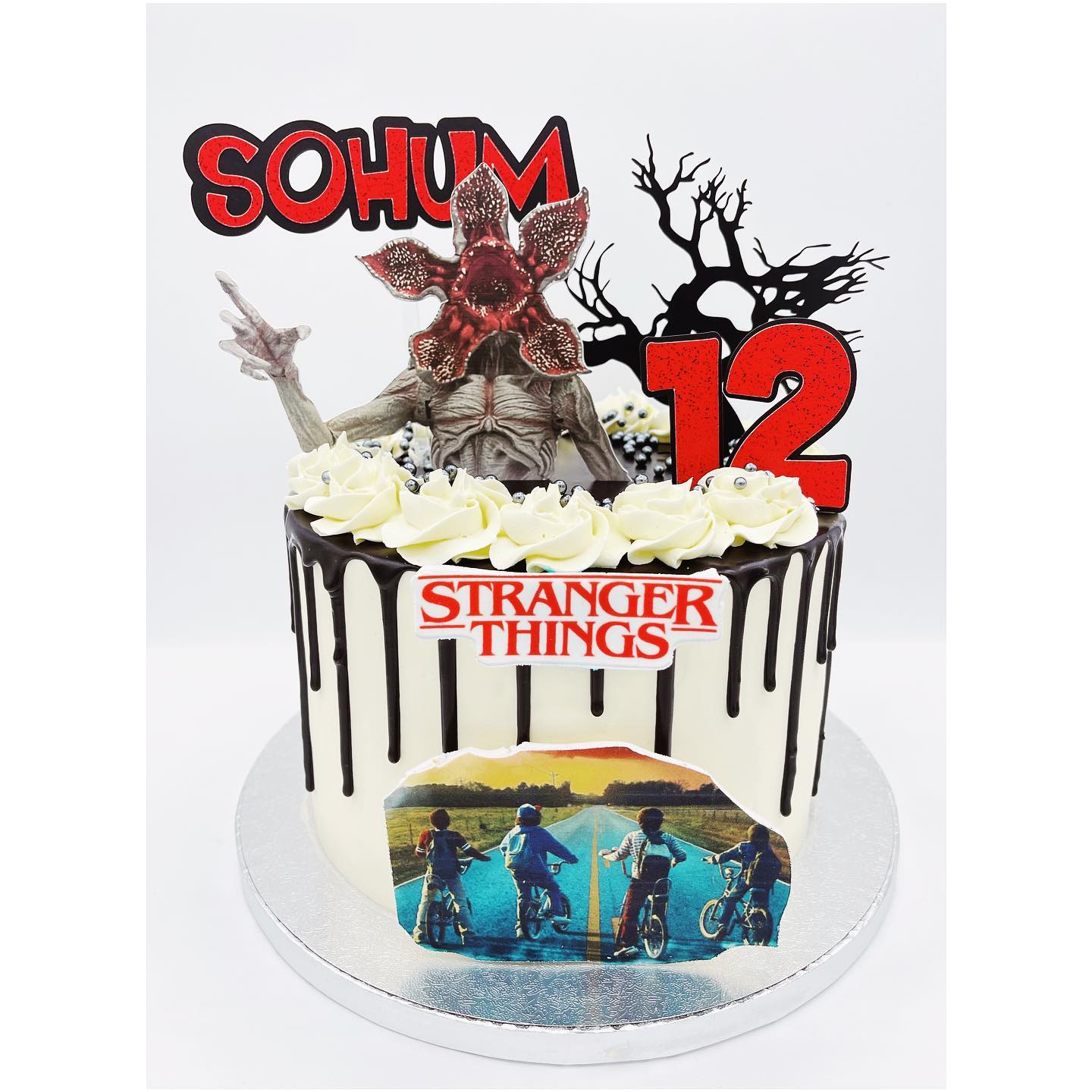 Stranger things drip cake